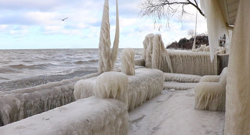 Casa estadounidense se convierte en escultura de hielo tras el paso de ola de frío3