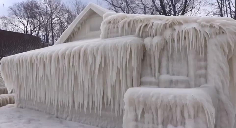 Casa estadounidense se convierte en escultura de hielo tras el paso de ola de frío4