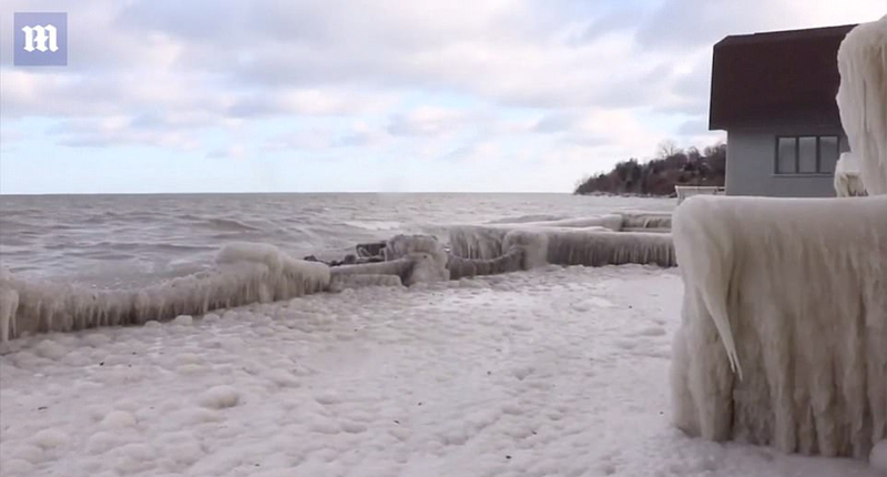 Casa estadounidense se convierte en escultura de hielo tras el paso de ola de frío5