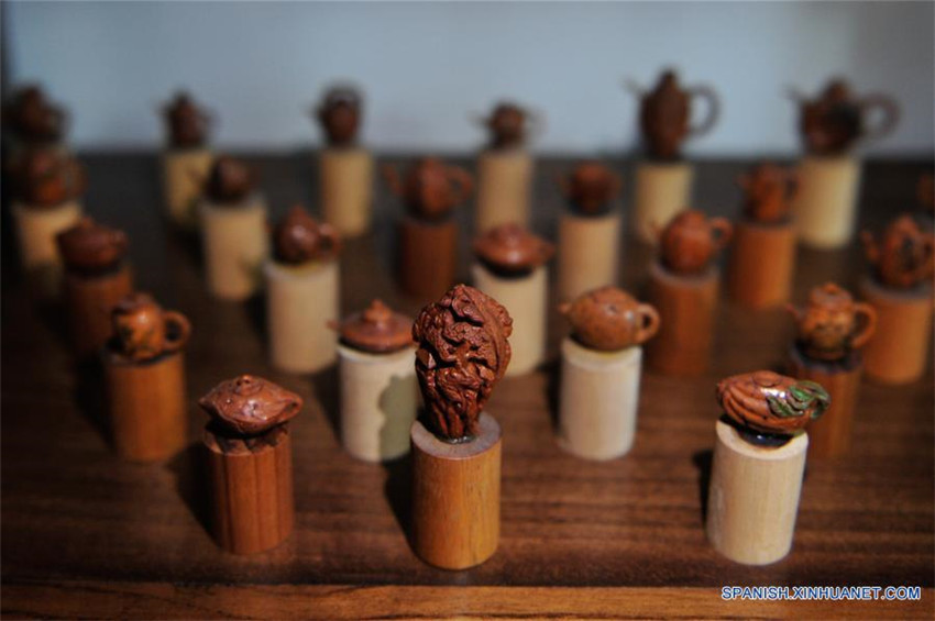 Creaciones talladas en huesos de duraznos por artista Ma Yongbing