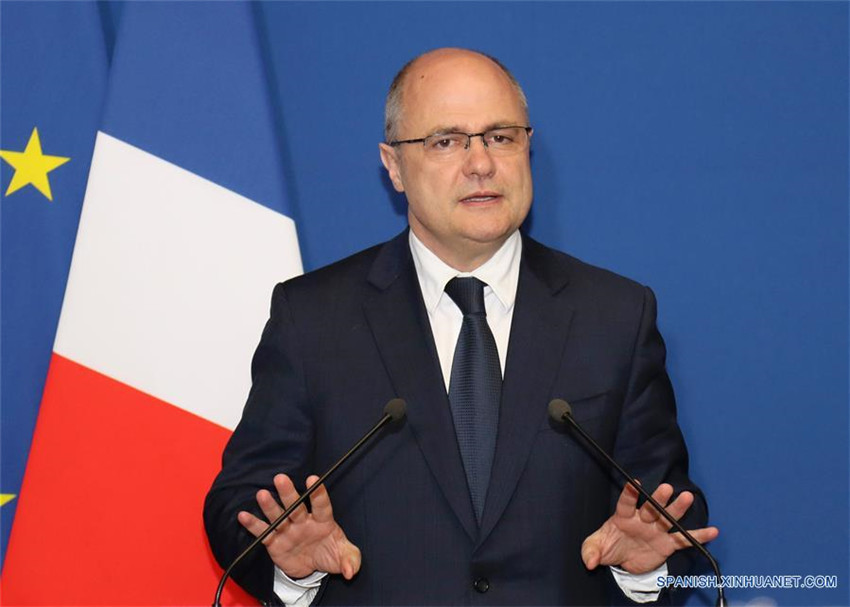 Renuncia ministro francés por emplear a sus hijas adolescentes