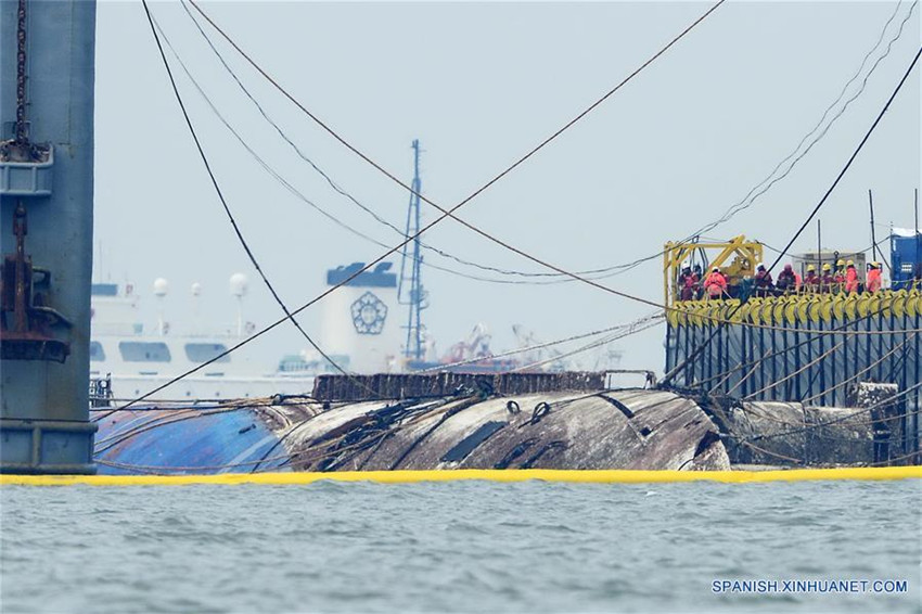 Ferry surcoreano Sewol es sacado del mar luego de tres años de su naufragio