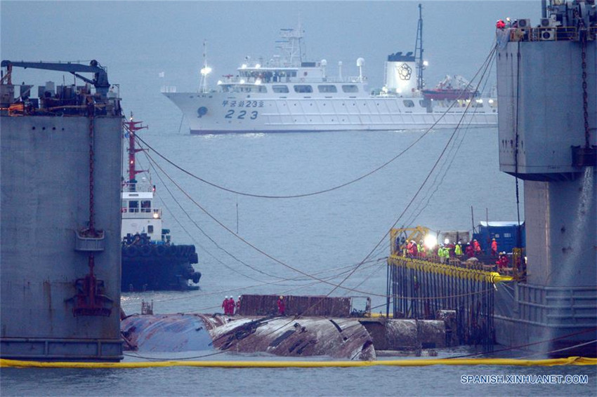 Ferry surcoreano Sewol es sacado del mar luego de tres años de su naufragio