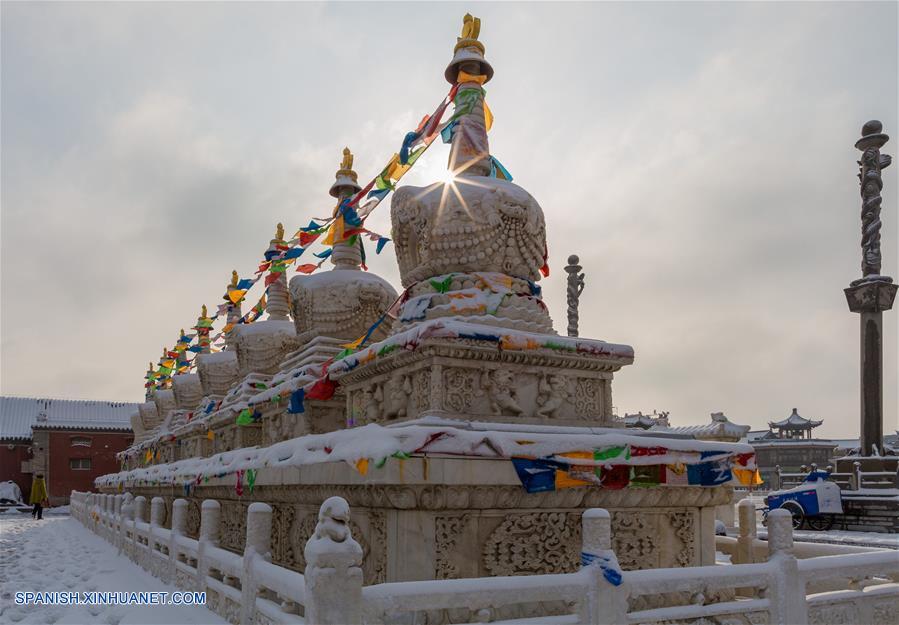 Mongolia Interior: Paisaje nevado en Plaza Dazhao en Hohhot