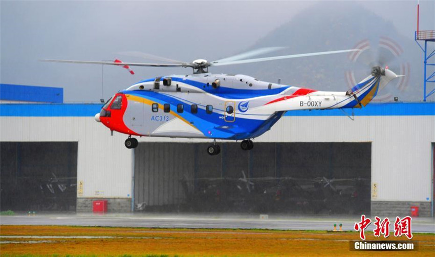 Helicóptero AC313 realiza prueba con éxito