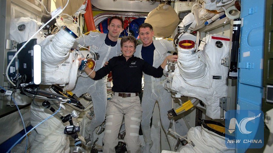 Astronauta de EEUU rompe récord femenino en caminatas espaciales