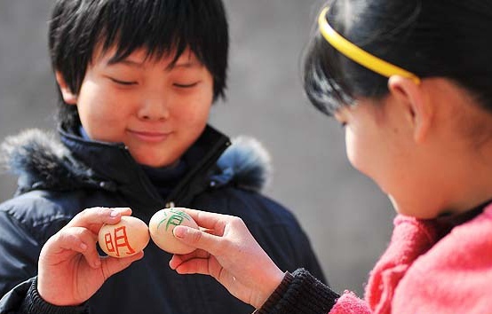 Hacen topar huevos cocidos celebrando el Festival de Qingming