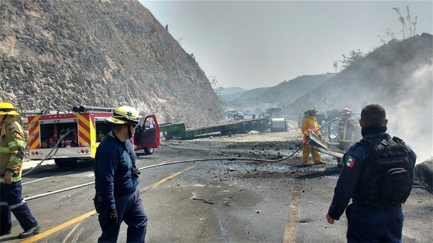 Aumenta a 24 cifra de muertos por choque y explosión en autopista de México