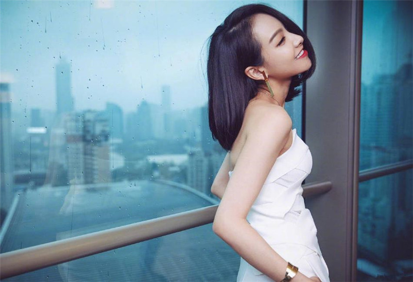 Actriz china Song Qian posa en vestido blanco