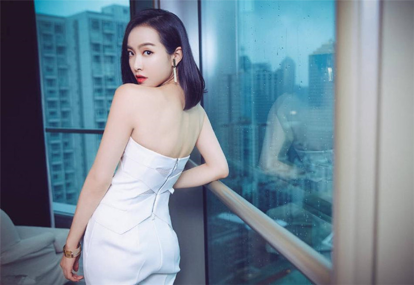 Actriz china Song Qian posa en vestido blanco