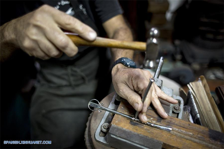 Artesano Ramón Vidal trabaja sobre 'virola' de mate en su taller