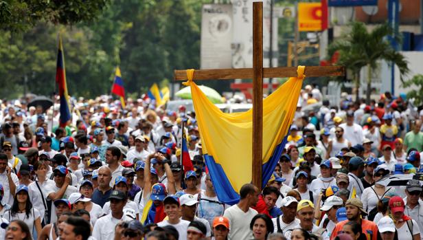 Maduro responde a la “marcha del silencio” con el ejército