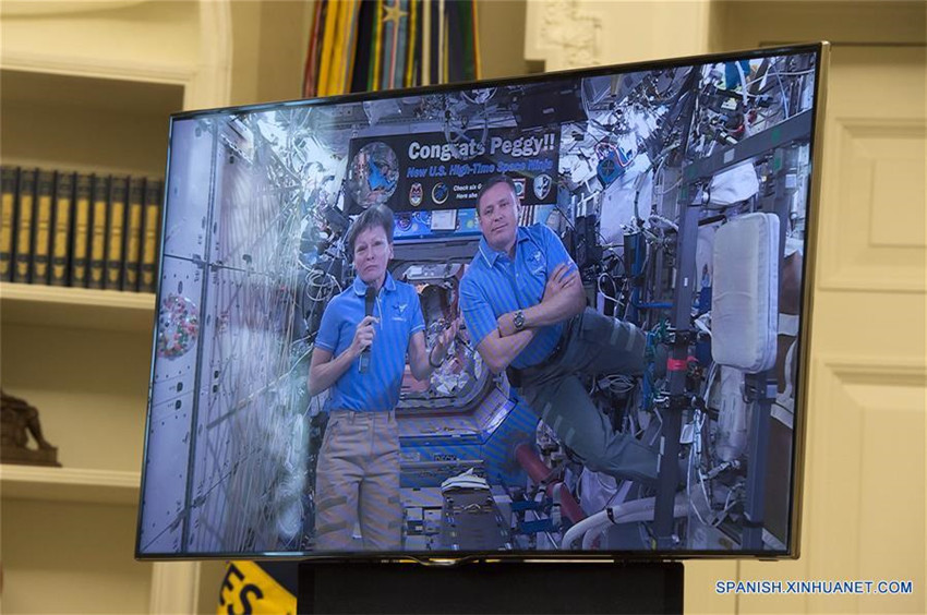 Trump felicita a astronauta Whitson por batir récord en EEI