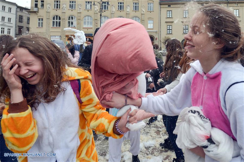 Polonia: La tercer pelea de almohadas internacional de caridad en Cracovia