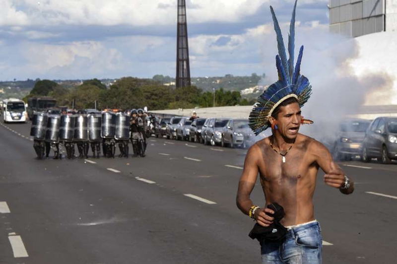 Indígenas brasileños chocan con la policía frente al Congreso 
