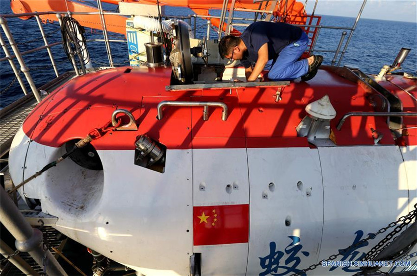 Jiaolong es preparado para inmersión en Mar Meridional de China