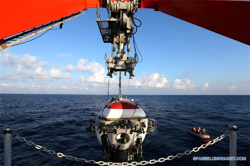 Jiaolong es preparado para inmersión en Mar Meridional de China