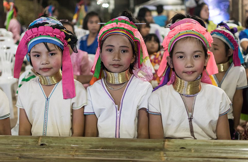 Tribu de Tailandia con cuellos largos