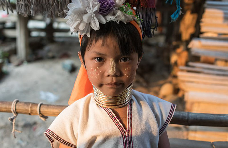 Tribu de Tailandia con cuellos largos