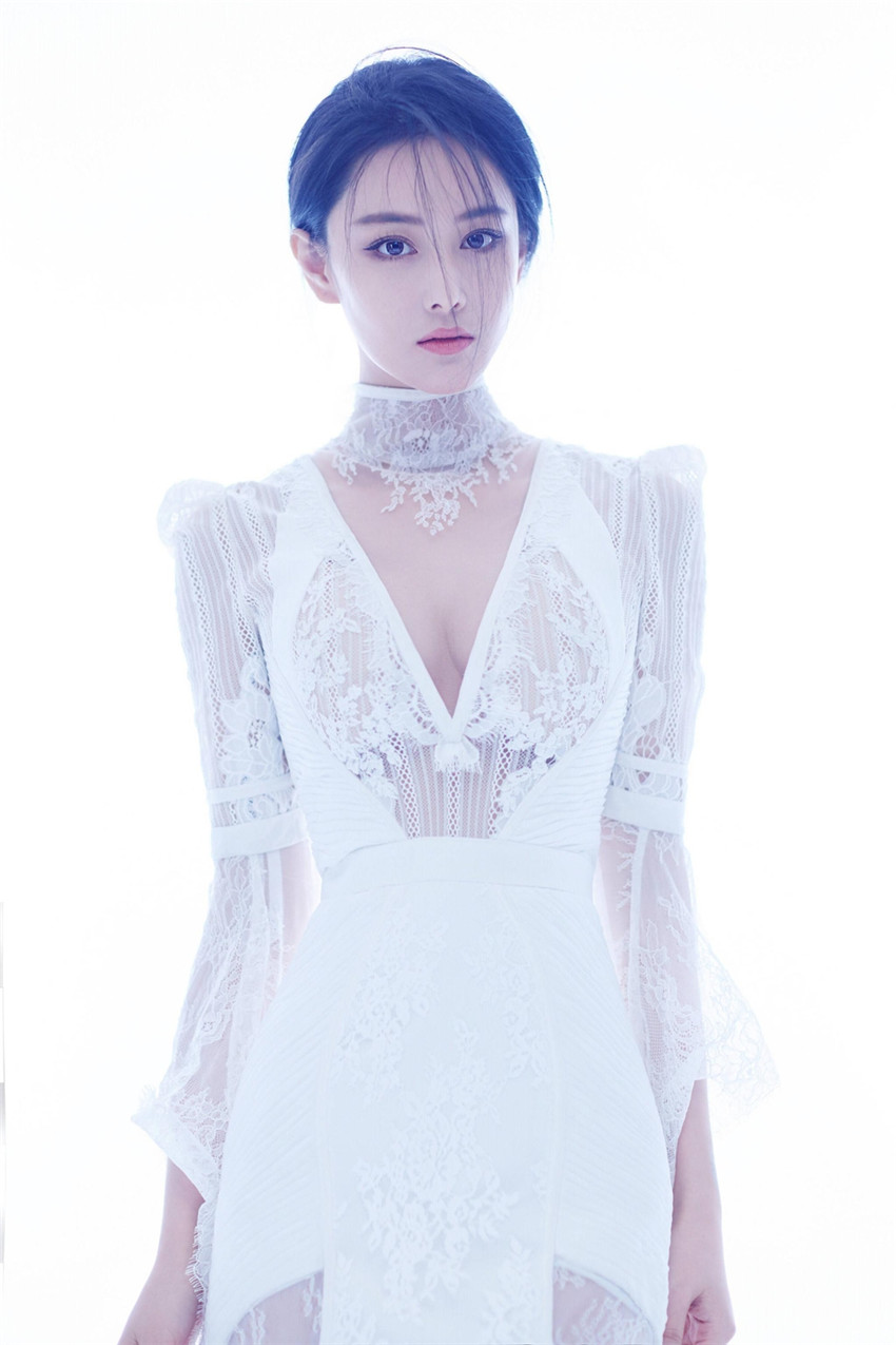 Actriz china Zhang Xinyu posa en vestido blanco