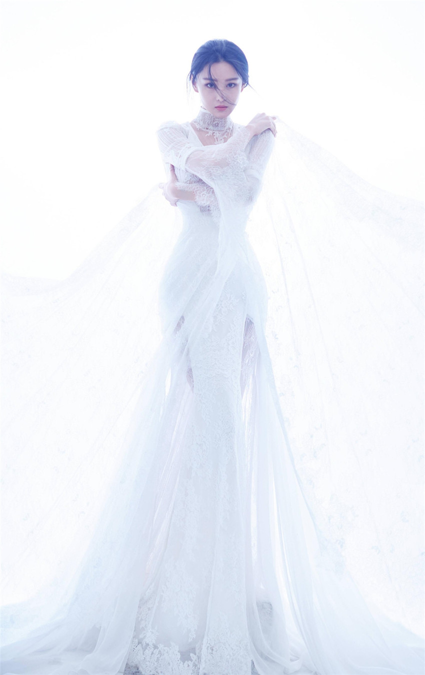 Actriz china Zhang Xinyu posa en vestido blanco