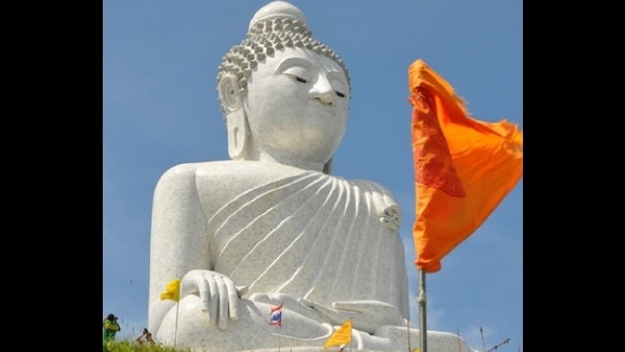 Oficialmente llamado Phra Puttamingmongkol Akenakkiri, este buda de mármol en Phuket mide 45 metros de alto. 