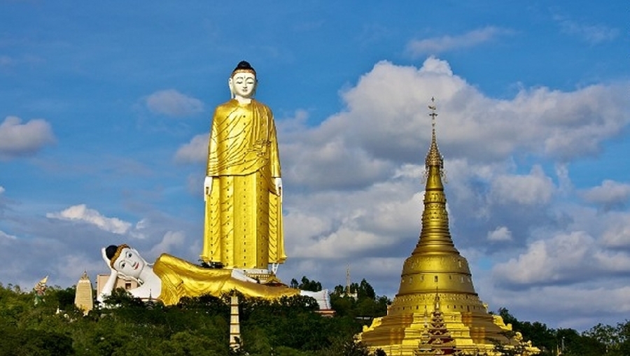 El buda Tataung consiste en dos estatuas; una de pie que mide 129 metros y otra reclinada de 95 metros.