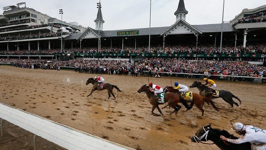 El Kentucky Derby, una de las carreras de caballos más importantes en EU, ocurre en el Churchill Downs. 
