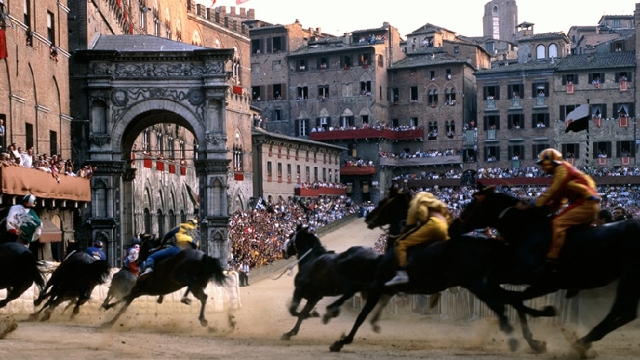 Las carreras en el Piazza del Campo, en Italia, son únicas al contar con un espacio para el público al centro de la pista donde ocurre toda la acción.
