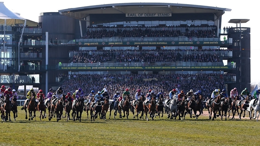 El Grand National, uno de los encuentros con mayor reconocimiento a nivel mundial, es celebrado en el Aintree, en Gran Bretaña.