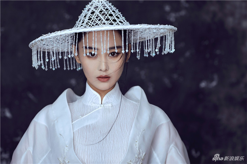 Actriz china Zhang Yuqi posa como la mujer soñada