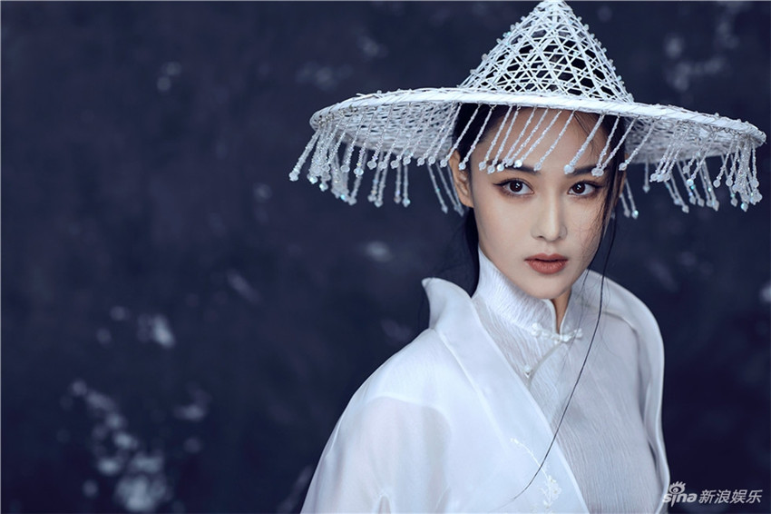Actriz china Zhang Yuqi posa como la mujer soñada