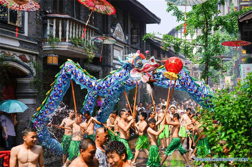 Danza del dragón realizada en Chongqing