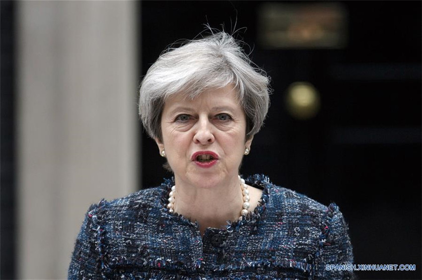 PM británica acusa a burócratas de UE de buscar fracaso de Brexit
