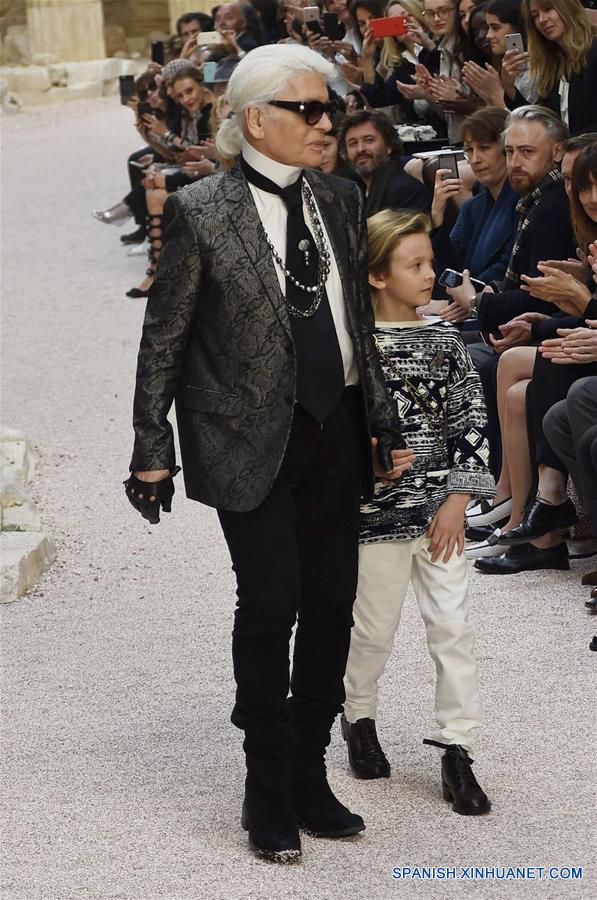 Desfile de moda de Chanel en París, Francia