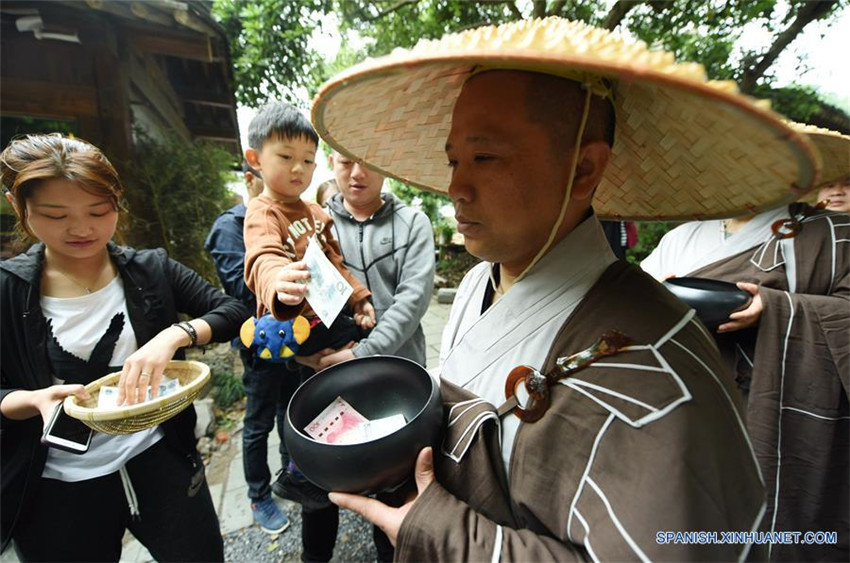 Caminata de medicamentos tradicional del Templo Faxi al Templo Lingyin