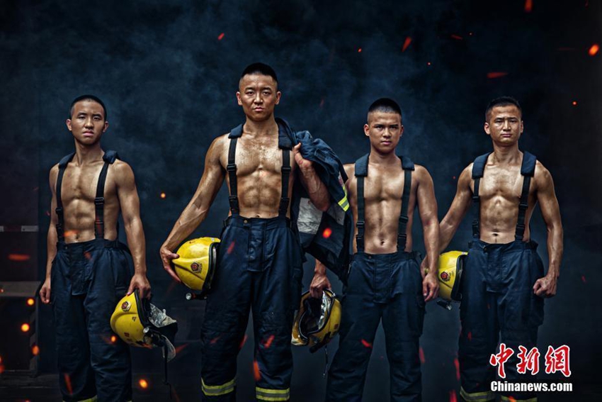 Bomberos chinos pòsan para la cámara1