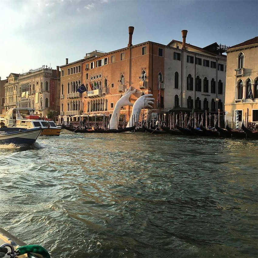 Manos gigantes se elevan de un canal en Venecia para enviar un poderoso mensaje sobre el cambio climático