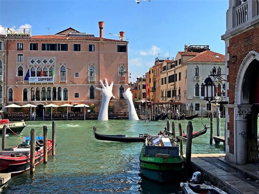 Manos gigantes se elevan de un canal en Venecia para enviar un poderoso mensaje sobre el cambio climático