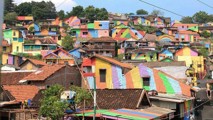 El gobierno indonesio invierte 22.467$ en pintar 232 casas suburbiales