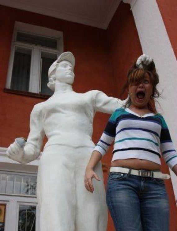 Fotos divertidas de los turistas y estatuas