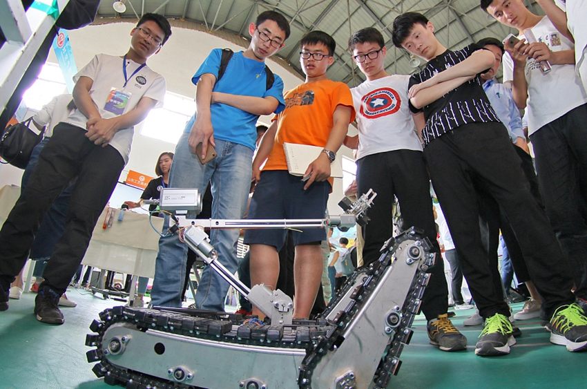 Jóvenes chinos muestran su innovador talento en una competición tecnológica7