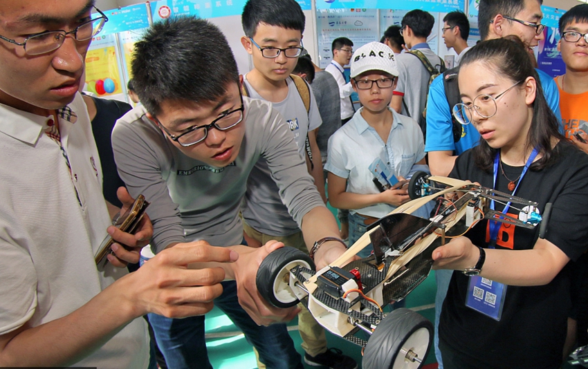 Jóvenes chinos muestran su innovador talento en una competición tecnológica5
