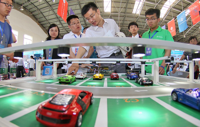 Jóvenes chinos muestran su innovador talento en una competición tecnológica4