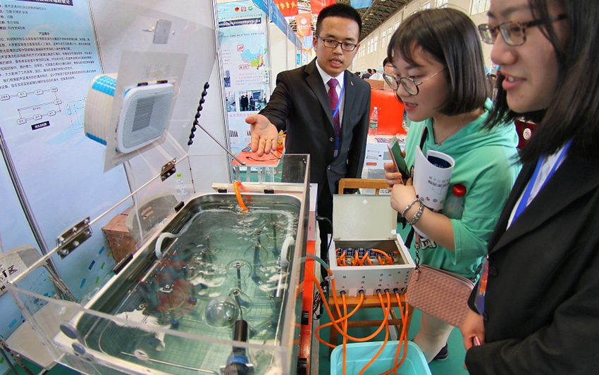 Jóvenes chinos muestran su innovador talento en una competición tecnológica2