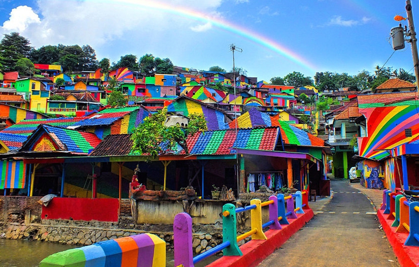 Pueblo colorido de Indonesia atrae a turistas del mundo4