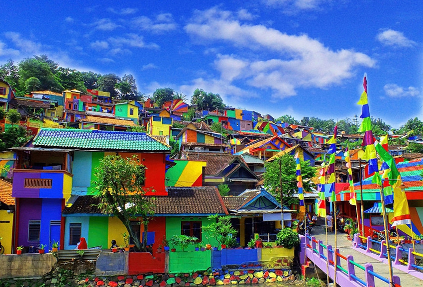 Pueblo colorido de Indonesia atrae a turistas del mundo3