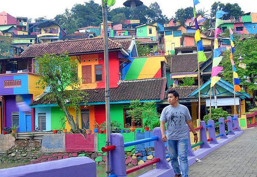 Pueblo colorido de Indonesia atrae a turistas del mundo2