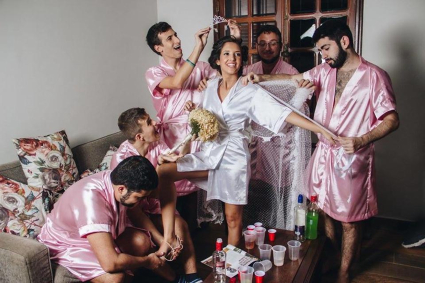 Novia brasileña celebra fiesta con amigos en su última noche de estar soltera 3+