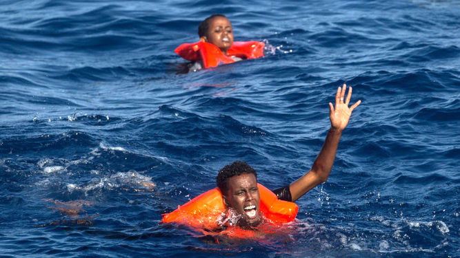 Mueren decenas de inmigrantes ahogados en el Mediterráneo
